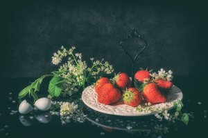 Frische Erdbeeren und Blüten