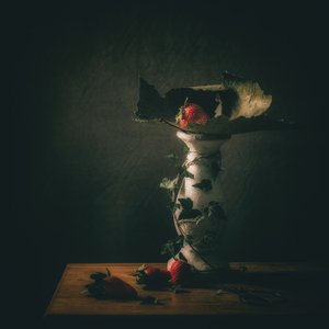 Stimmungsvolle Erdbeer-Pedestal von Monique van Velzen