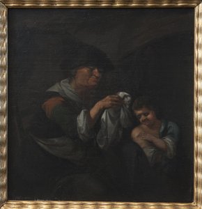 Alte Dame inspiziert die Wäsche eines Jungen