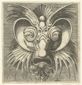 Maske mit Tellern um die Augen und spitzen Zacken auf Wangen und Stirn
