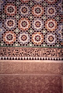 Die untere Wand des Hauptinnenhofs, erbaut von den Saadiern 1565 von Moroccan School