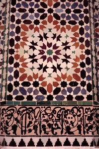 Die untere Wand des Hauptinnenhofs, gebaut von den Saadiern 1565 (Detail) von Moroccan School