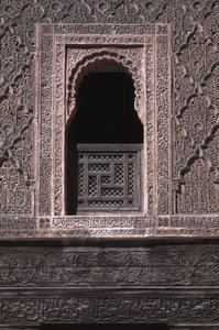 Ansicht eines Fensters im Innenhof der Ali ben Youssef Medersa, erbaut von den Saadiern im Jahr 1565 (Zedernholz und Stuckarbeit)