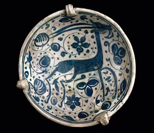 Mudéjar-Kunst: Keramikbecher azul, dekoriert mit einem Hirsch von Paterna, Manises (Hispano-maurischer Stil). 14. oder 15. Jahrhundert, Barcelona. Keramikmuseum Barcelona, Spanien