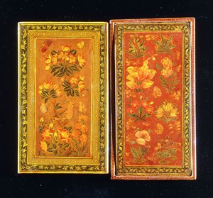 Ein Paar Spiegelgehäuse der Safawiden-Dynastie, bemalt mit Blumendesigns, eines mit einem sitzenden Wiedehopf von Muhammad Zaman