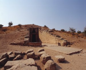 Antikes Griechenland: Ansicht des Eingangs zum Grab von Agamemnon, genannt „Schatzhaus des Atreus“. 1250 v. Chr., Mykene, Griechenland