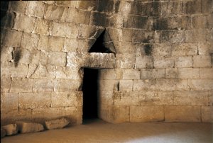 Mykene: Eingang zum Grab von Agamemnon, genannt „Schatzhaus des Atreus“: Stätte der antiken Stadt Mykene, Peloponnes, Griechenland