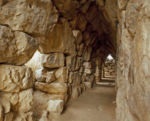 Mykenische Kunst: Überdachter Durchgang der mykenischen Zitadelle, Stadt Tiryns