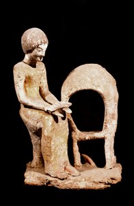 Mykenische Kunst: weibliche Figur in der Nähe eines Ofens, die ein Brot in der Hand hält. 16. Jahrhundert v. Chr. Straßburg, Archäologisches Museum von Mycenaean