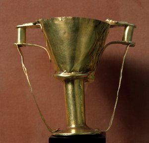 Mykenische Kunst mit minoischen Einflüssen: Kelch (oder Becher) aus Gold mit Doppelgriff, genannt Nestors Becher. 16. Jahrhundert v. Chr. Aus Grab IV von Mykene. Athen, Nationales Archäologisches Museum von Mycenaean