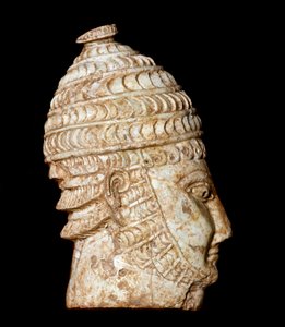 Mykenische Kunst: Kleiner Kriegerkopf aus geschnitztem Elfenbein aus Grab III, Mykene. 14.-13. Jahrhundert v. Chr. Athen, Nationales Archäologisches Museum