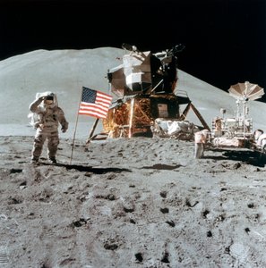 Astronaut James Irwin 1930-1991 grüßt auf dem Mond, 1971