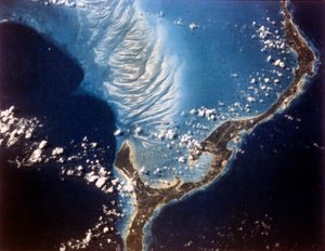 Erde aus dem Weltraum - Eleuthera Island, Bahamas, 1980er Jahre von NASA Images
