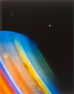 Saturn und sein Mond Dione, gesehen von der Raumsonde Voyager 2