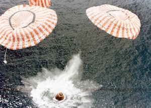 Die Apollo-15-Kapsel landet sicher trotz eines Fallschirmversagens, Mittlerer Pazifik, 1971