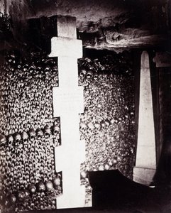 Die Beinhäuser der Katakomben von Paris. In der Nähe der Quelle von Lethe oder Vergessen
