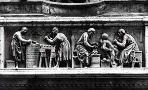 Relief, das Künstler und Handwerker bei der Arbeit darstellt
