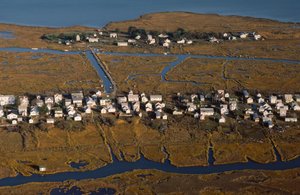 Luftaufnahme von Häusern entlang der King Street, der Siedlungsachse von Tangier Island