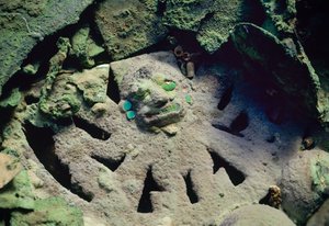 Vergoldete Kupferrassel des Enthauptungsgottes im Moche-Königsgrab des Alten Herrn von Sipan