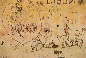 Graffiti in eine alte Außenputzwand eingeritzt. von Nathan Benn