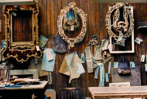 Spiegelrahmen warten auf Vergoldung in der Werkstatt eines Möbelrestaurators in London, UK