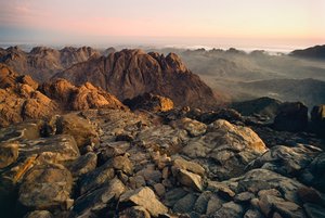 Fotografie der Landschaft der Sinai-Berge, Täler und Wüste vom Gipfel des J von Nathan Benn