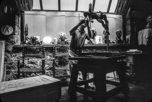 Bildhauer Walker Hancock arbeitet in seinem Atelier von Nathan Benn