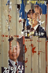 Zerrissene Wahlplakate bezüglich der Wahl zwischen Roh Tae Woo, Kim Young Sam und K...