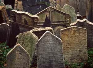 Grabsteine auf dem Alten Jüdischen Friedhof in Josefov, dem jüdischen Viertel der Altstadt von Prag