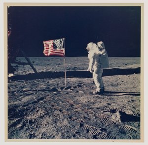 Buzz Aldrin und die US-Flagge auf dem Mond von Neil Armstrong