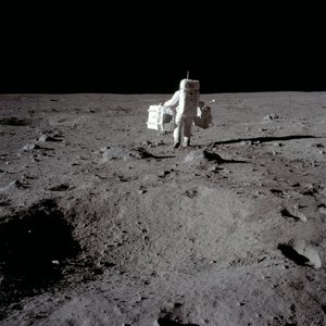 Buzz Aldrin führt ein Experiment auf der Mondoberfläche durch, Apollo II Mission, Juli 1969