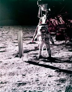 Buzz Aldrin setzt den Sonnenwindkollektor auf der Mondoberfläche ein, Apollo 11 Mission, Juli 1969
