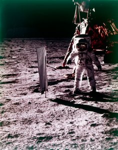 Buzz Aldrin setzt den Sonnenwindkollektor auf der Mondoberfläche ein, Apollo 11 Mission, Juli 1969