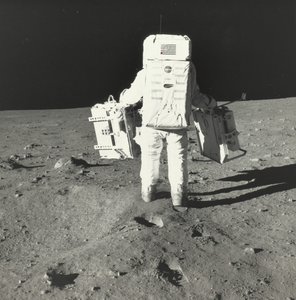 Buzz Aldrin auf dem Mond mit Komponenten des frühen Apollo-Wissenschaftspakets