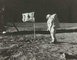 Buzz Aldrin auf dem Mond mit der amerikanischen Flagge, 1969 von Neil Armstrong