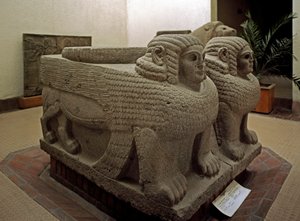 Neohittitische Kunst: Basaltsäulenbasis mit Sphinxdekor