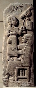 Basaltrelief, das den Schreiber Tarhunpiyas auf dem Schoß seiner Mutter darstellt, der die Schrift und einen Jagdfalken hält von Neo Hittite Neo Hittite