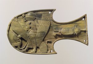 Pferdeblinker mit Relief einer sitzenden Sphinx, ca. 8. Jahrhundert v. Chr.