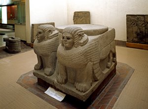 Neo-Hethitische Kunst: Basaltsäulenbasis mit Sphinx