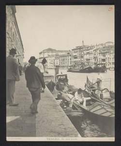 Gondeln entlang des Canal Grande, Venedig von Neue Photographische Gesellschaft