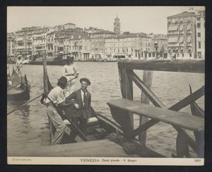 Junger Mann auf einer Gondel in Venedig von Neue Photographische Gesellschaft