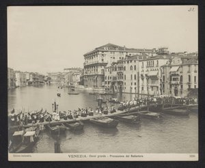 Prozession über eine Pontonbrücke auf dem Canal Grande in Venedig während des Festa del Redentore von Neue Photographische Gesellschaft