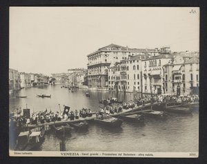 Prozession über eine Pontonbrücke auf dem Canal Grande in Venedig während des Festa del Redentore von Neue Photographische Gesellschaft