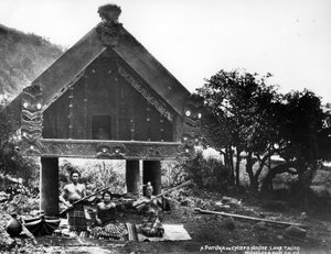 Ein Patuka oder Häuptlingshaus, Lake Taupo, Neuseeland, ca. 1863-80 von New Zealander Photographer