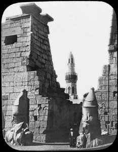 Minarett und Ruinen des Luxor-Tempels, Luxor, Ägypten, ca. 1890. Laternenbild von Newton and Co