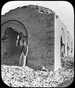 Die Ruinen des Mahdi-Grabes in Omdurman, Sudan, ca. 1898 von Newton and Co