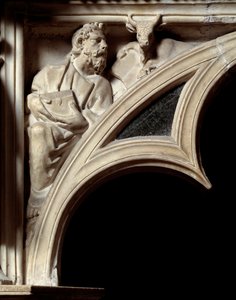 Gotische Kunst: Evangelist Lukas, Detail der Bögen der Marmorkanzel von Nicola Pisano