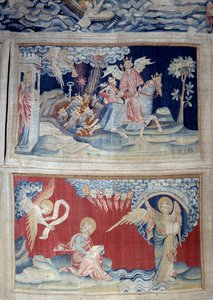 Wandbehang der Offenbarung (1373-1383), Nr. 24: Die fünfte Posaune: Ein Schlüssel befreit die Heuschrecken. Unten, Nr. 27, der Engel im Buch erscheint Johannes, der die göttliche Botschaft zum Klang der sieben Donnerer transkribiert. Tapisserie von Nicolas