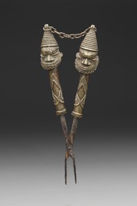 Figurierte Zange für Oshugbo-Gesellschaftsrituale von Nigerian Nigerian