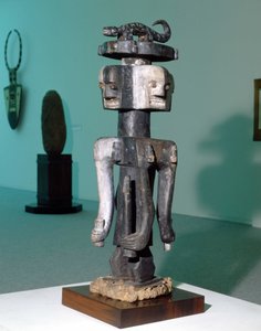 Volkskunst „Ijo“ (Nigeria). Skulptur, die eine Kultfigur darstellt, wahrscheinlich einen phallischen Gott von Nigerian Nigerian